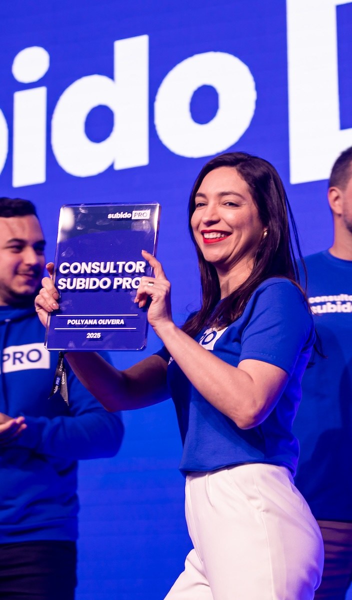 Polly Oliveira segurando reconhecimento como consultora Subido PRO